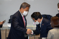 [포토] 인사하는 박진 외교부 장관과 원희룡 국토교통부 장관