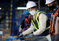 [포토] 첫 일정으로 택배분류 작업하는 김은혜 후보