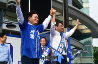 [포토] 손들어 인사하는 송영길 서울시장 후보와 오승록 노원구청장 후보