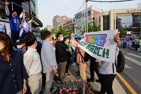 [포토] 송영길 유세장에 난입한 차별금지법제정연대 회원들