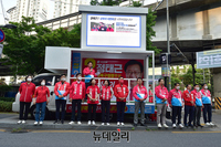 [포토] 시의원·구의원 후보들과 인사하는 정태근 성북구청장 후보