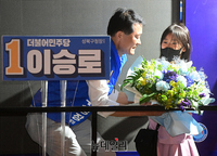 [포토] 출정식서 꽃다발 받는 이승로 성북구청장 후보