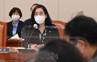 [포토] 답변하는 김현숙 여성가족부 장관