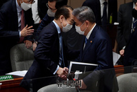 [포토] 악수 나누는 박진·권영세