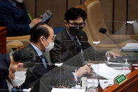 [포토] 예결위서 만난 권영세 통일부 장관과 한동훈 법무부 장관