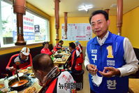 [포토] 지지호소하는 윤환 계양구청장 후보