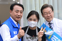 [포토] 주민들과 사진찍는 이재명·윤환 후보