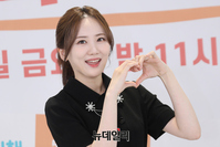 [포토] '아나프리해' 김지원, 팬에 드리는 손 하트