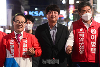 [포토] 손 맞잡은 이준석 대표·윤형선·이병택 후보