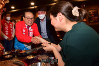 [포토] 인천 임학동 먹자골목서 시민과 악수 나누는 윤형선 후보