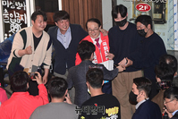 [포토] 시민들과 기념촬영하는 이준석·윤형선