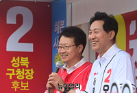 [포토] 오세훈 서울시장 후보와 합동유세 이어가는 정태근 후보