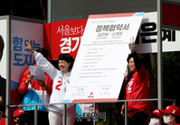 [포토] 신계용 과천시장 후보와 유세차량 오른 김은혜 경기지사 후보