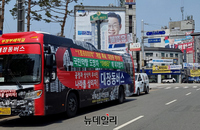[포토] 그분 추적 '대장동버스' 계양을 이재명 선거사무소 인근에 등장