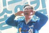 [포토] 강남역에 등장한 이재명