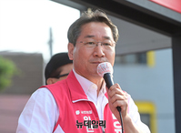 [포토] 송림오거리서 지지호소하는 유정복 인천시장 후보