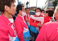 [포토] 인천 현대시장서 지원유세 나선 안철수