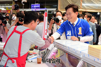 [포토] 망원월드컵시장 상인들과 인사 나누는 송영길 후보