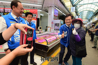 [포토] 시장 찾은 시민들과 인사 나누는 송영길 후보