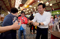 [포토] 서울중앙시장서 시민들 만나는 오세훈 후보