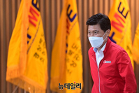 [포토] 경북소상공인연합회 초대회장 취임식 입장하는 구자근 의원