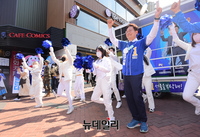 [포토] 유세단과 함께 춤추는 송영길 서울시장 후보