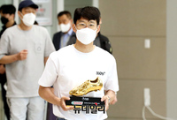 [포토] 골든부트 들고 금의환양한 손흥민