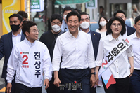 [포토] 도깨비시장 이동하는 오세훈·이행자 후보