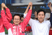 [포토] 손 잡은 오세훈·최호권 후보