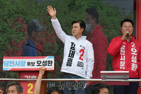 [포토] 손들어 인사하는 김태흠 충남도지사 후보