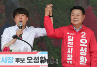 [포토] 오성환 후보 손들어 보이는 이준석 대표