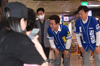 [포토] 대전 중앙로지하상가서 지지호소하는 허태정·김경훈