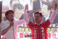 [포토] 이장우 후보 손들어 보이는 이준석 대표