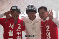 [포토] 철모 쓰고 기념촬영하는 이준석·이장우·서철모