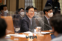 [포토] 기자들의 질문에 답하는 박병석 국회의장