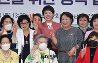 [포토] 양성평등 정책 협약식서 기념촬영하는 김은혜 후보