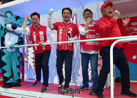 [포토] 어퍼컷 세리모니 선보이는 김진태-박정하-원강수...김흥국 지원 유세