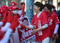 [포토] 이천서 선거운동원과 인사 나누는 김은혜 후보