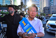 [포토] 박남춘 후보 유세장으로 이동하는 이재명