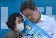 [포토] 꽃다발 받고 지지자와 대화 나누는 이재명