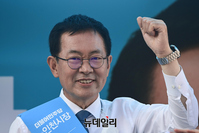 [포토] 인천 부평서 유세 이어가는 박남춘 인천시장 후보