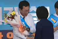 [포토] 꽃다발 받는 박남춘 인천시장 후보