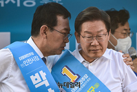 [포토] 대화 나누는 이재명·박남춘 후보