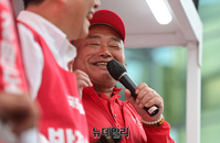 [포토] 강원 원주에 등장한 가수 김흥국...김진태 후보 지원유세