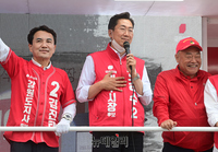 [포토] 중앙시장서 지지호소 하는 원강수 원주시장 후보