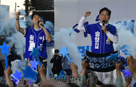 [포토] 선거 로고송 부르며 유세장 등장한 송영길 후보 부자