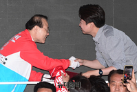 [포토] 악수 나누는 이준석 대표·윤형선 후보