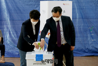 [포토] 사전투표하는 김은혜 후보