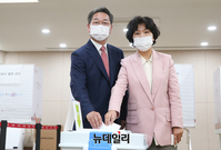 [포토] 유정복 인천시장 후보, 부인과 함께 사전투표