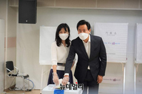 [포토] 사전투표하는 오세훈 후보 내외